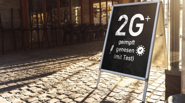 2G-Schild vor einem Restaurant