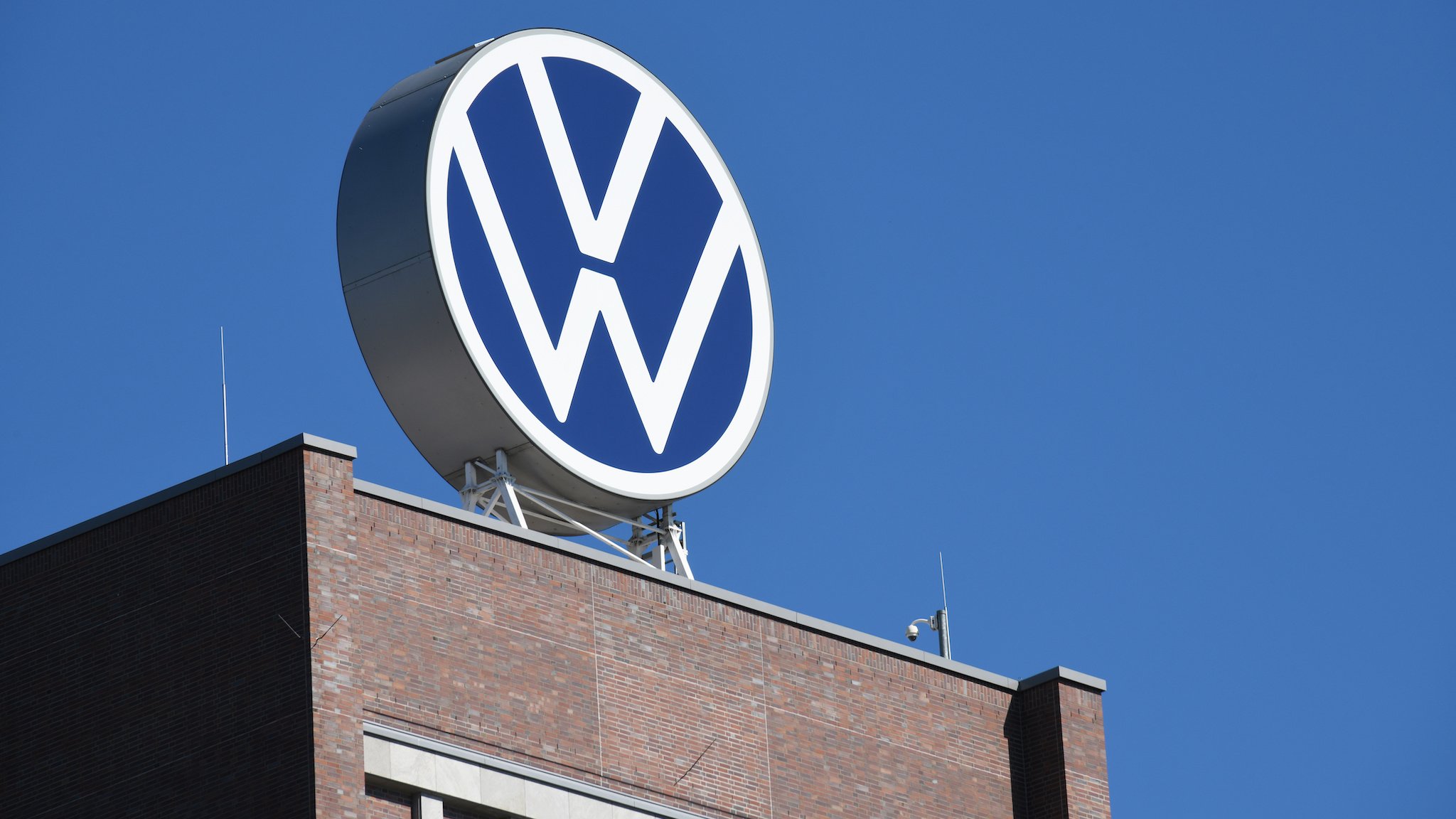 Logo Volkswagen auf dem Dach eines Gebäudes