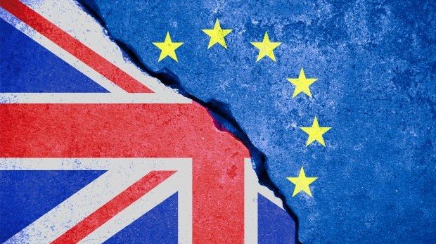 Flagge von Großbritannien und Europa auf einer zebrochenen Steinwand