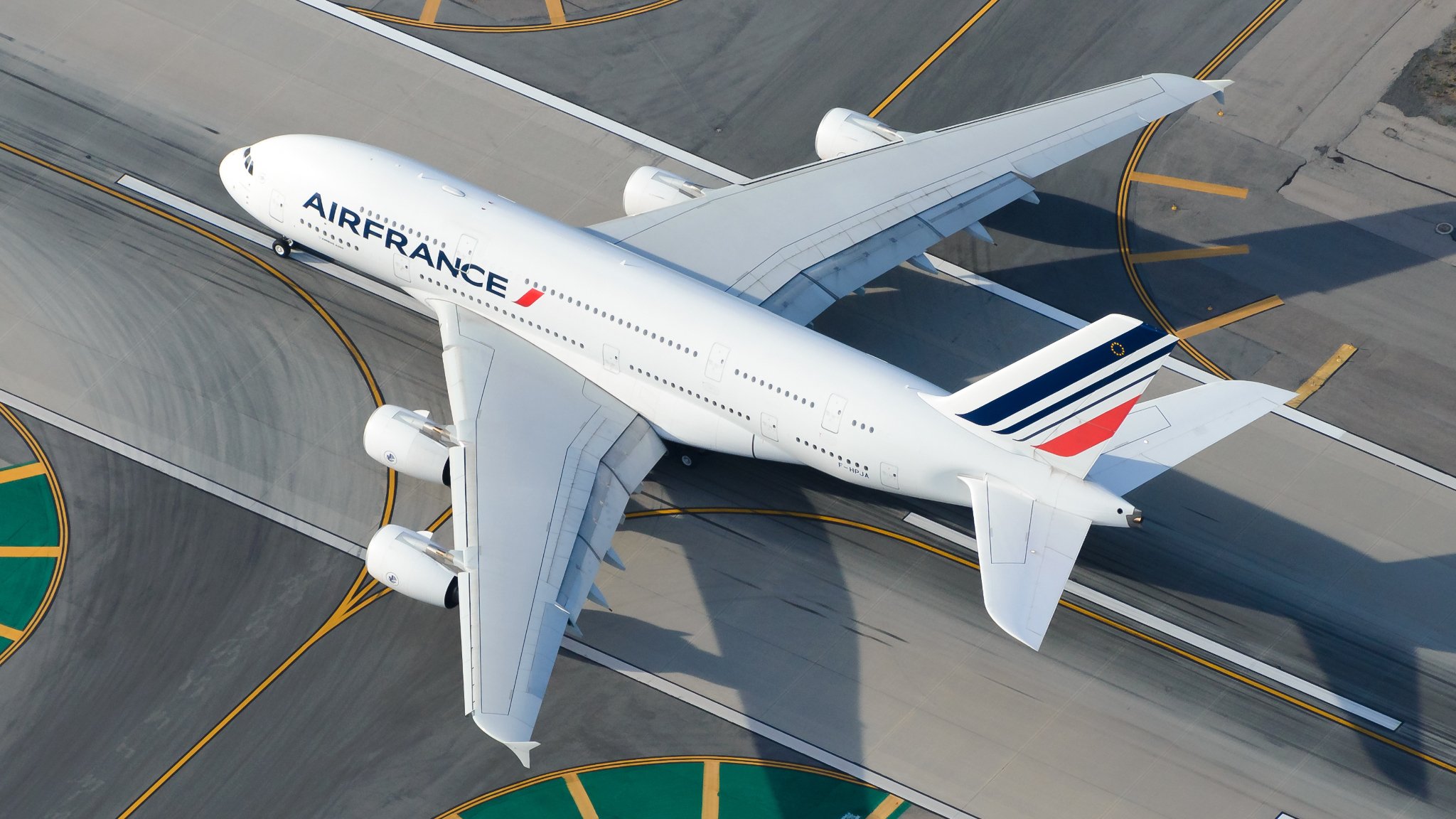 Ein Airbus von Air France steht auf dem Rollfeld