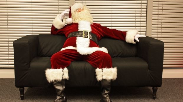 Weihnachtsmann sitzt auf Couch