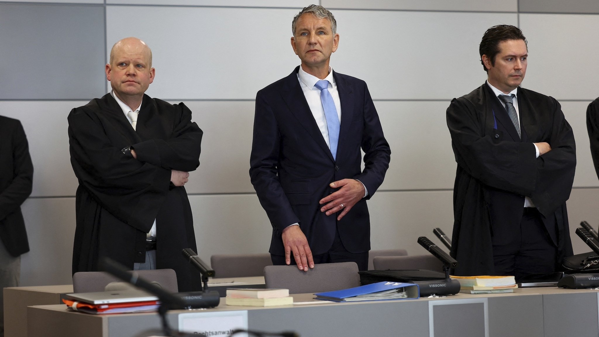 Björn Höcke mit seinen Anwälten Ulrich Vosgerau (l.) und Philip Müller (r.)