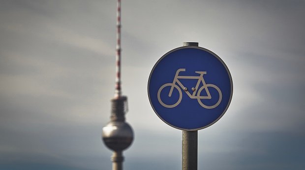 Verkehrsschild "Radweg" und Berliner Fernsehturm in Hintergrund