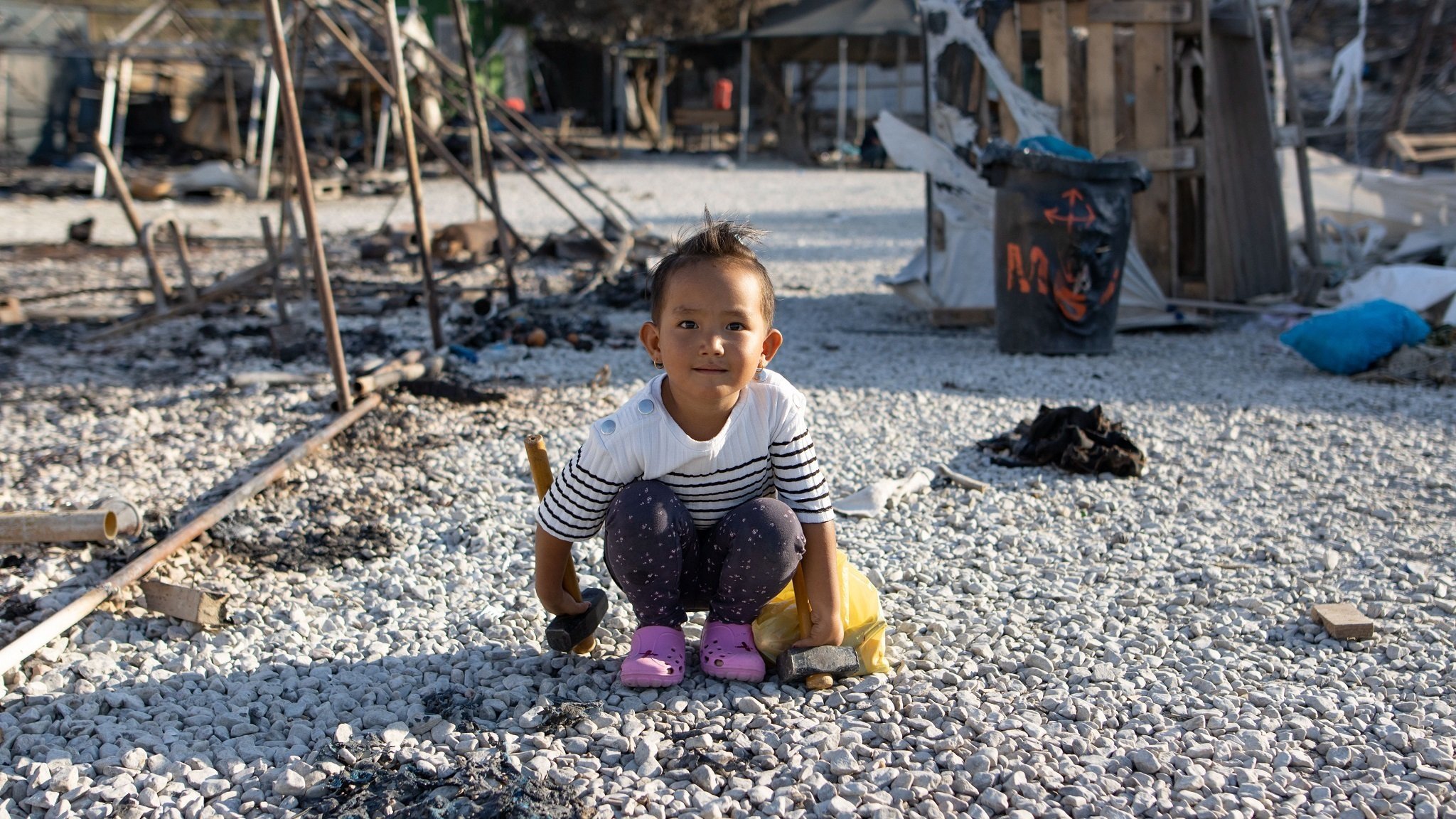 Kind von Asylsuchenden spielt in der Arsche des abgebrannten Flüchtlingslagers Moria auf der griechischen Insel Lesbos
