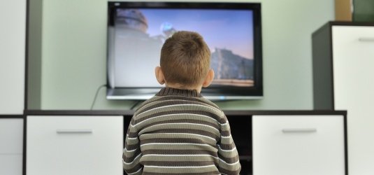 Kind vor dem Fernseher