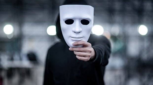 Mann hinter einer Maske