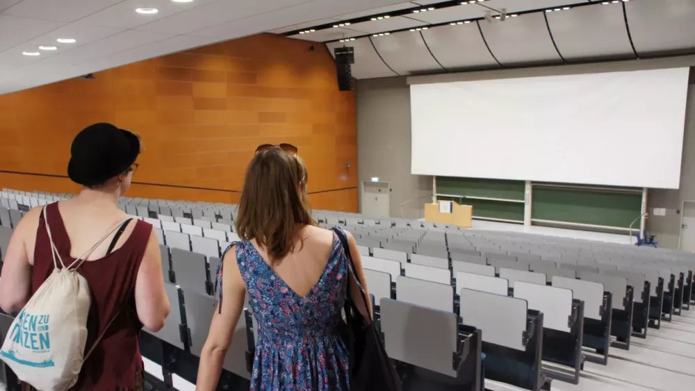 Zwei Studierende im größten Hörsaal des Abbe-Campus der Uni Jena
