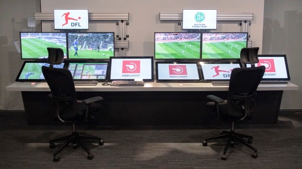 Zwei Arbeitsplätze im neuen Videoassistcenter für die Bundesliga in Köln