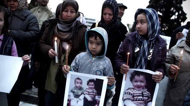 Afghanen protestieren gegen die griechische Regierung und gedenken der Toten des Unglücks vom Januar 2024.