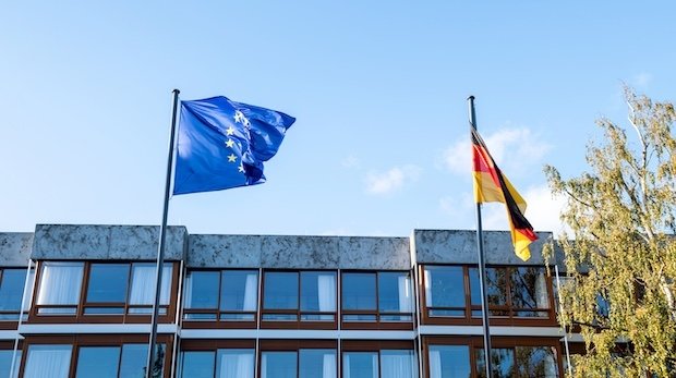 Europäische und deutsche Flagge wehen vor dem BVerfG in Karlsruhe