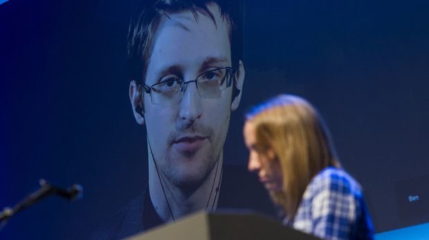 Edward Snowden schaltet sich auf einer Konferenz zu