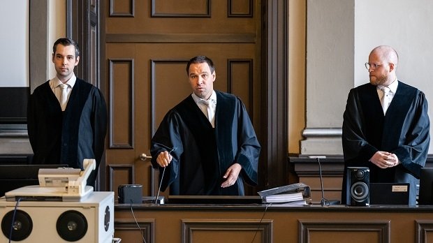 Der vorsitzende Richter Nikolai Sauer (Mitte) ist mit den Beisitzern Jens Niemeyer (l) und Max Baulain im Gerichtssaal. Beim Prozess im Landgericht Verden wird die Hauptverhandlung gegen einen 1957 geborenen Mann. wegen zweifachen Mordes und versuchten Mo