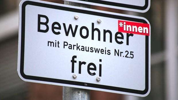 In Mannheim ist die Bezeichnung auf einem Verkehrsschild nachträglich per Aufkleber gegendert worden.