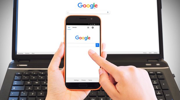 Startseite der Google-Suche auf Laptop und Smartphone