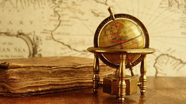 Alter Globus, Buch und Landkarte