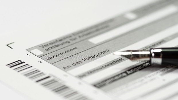 Ein Stift auf Formularen zur Steuererklärung