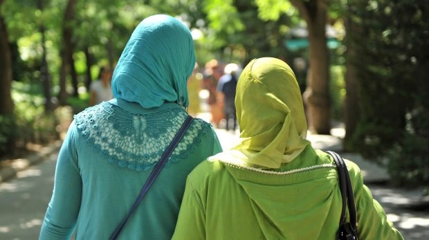 Frauen mit Kopftuch
