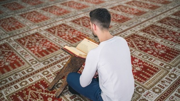 Muslim liest den Koran