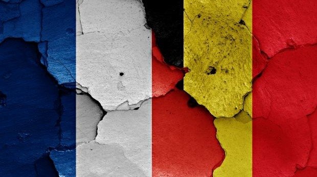 Nationalfarben von Frankreich und Belgien auf Stein gemalt