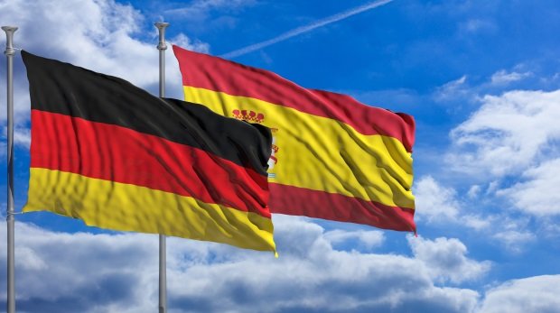 Deutschlandflagge vor Spanienflagge