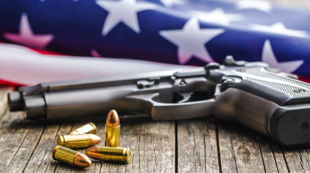 Munition, Pistole und die amerikanische Flagge