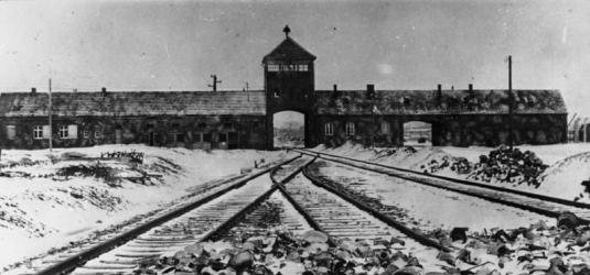 Einfahrt zum KZ Auschwitz