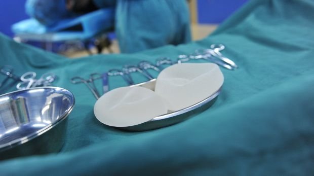Silikonimplantate auf OP-Tisch (Symbolbild)