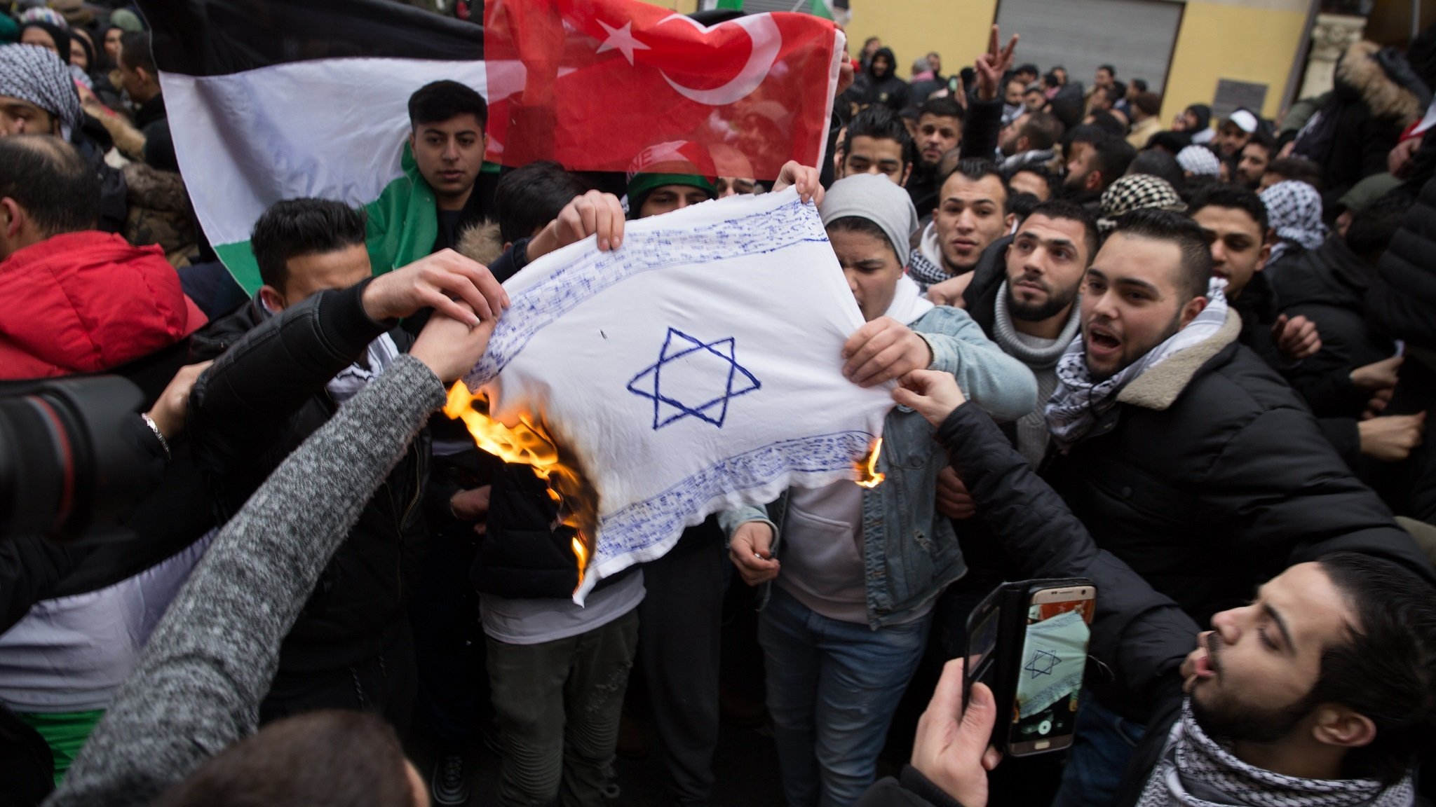 Demonstranten in Berlin-Neukölln brennen 2017 israelische Fahne ab