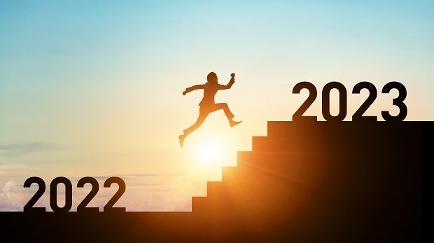 Eine Person springt auf einer Treppe in Richtung 2023 (Symbolfoto).