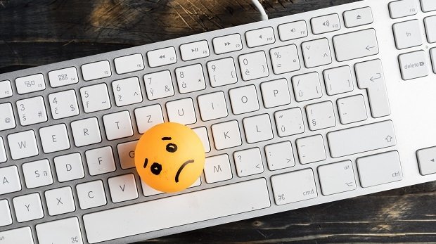 Trauriges Gesicht auf einer Tastatur