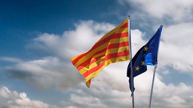EU-Flagge und katalanische Flagge