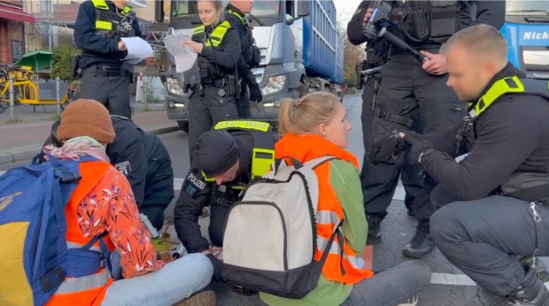Klimaaktivisten und Polizisten bei einer Straßenblockade in Berlin