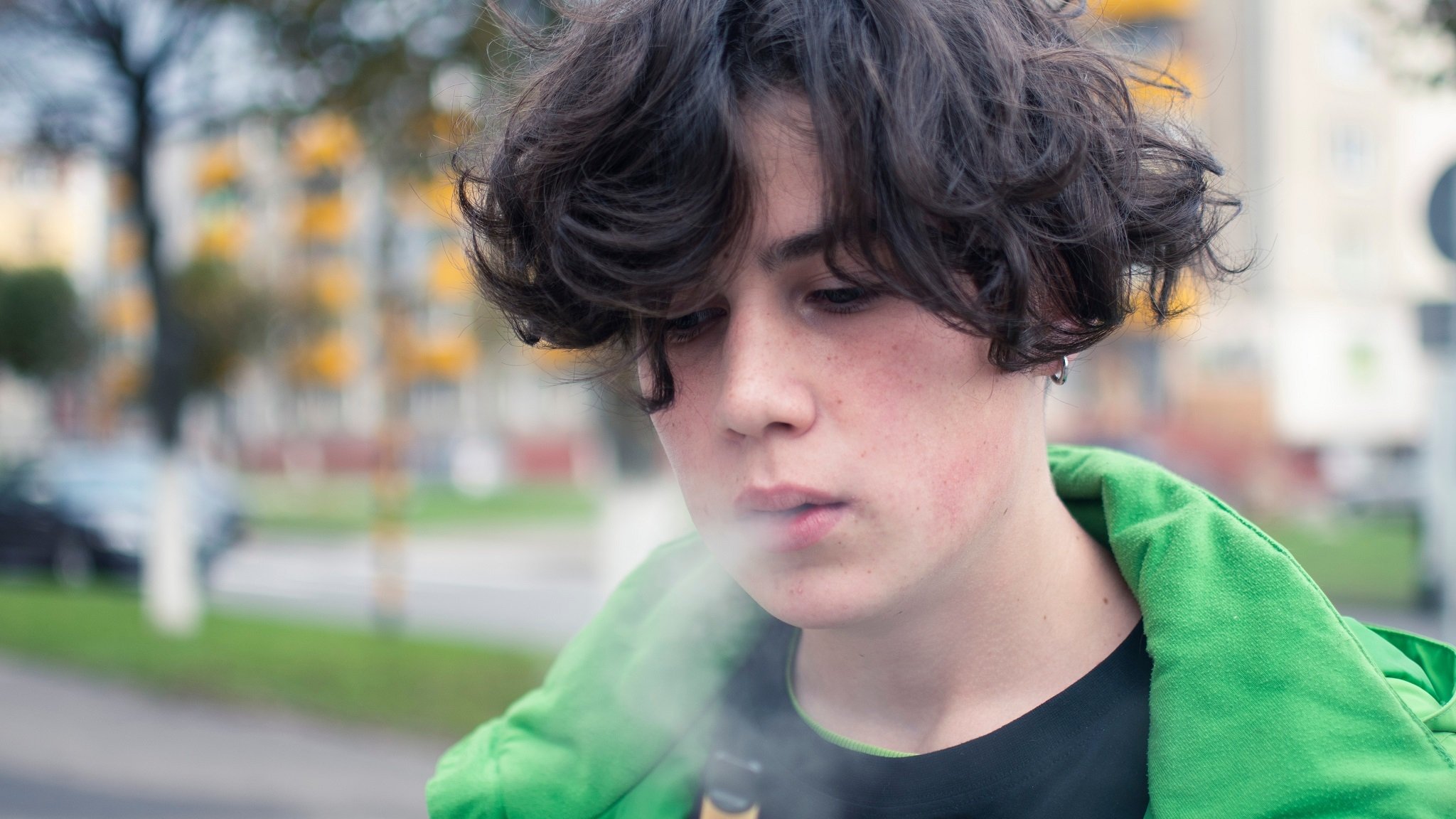 Jugendlicher, der E-Zigarette raucht