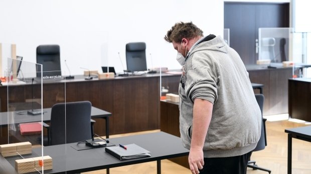 Youtuber "Drachenlord" nimmt im Verhandlungssaal des Strafjustizzentrums Nürnberg Platz.