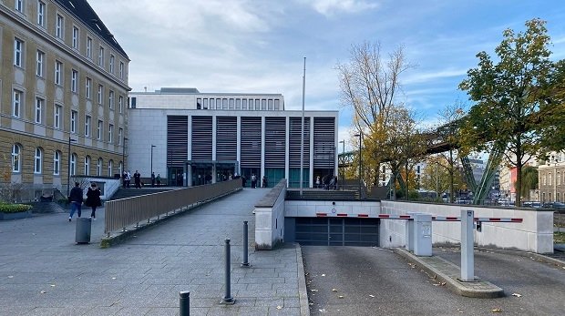 Das Justizzentrum in Wuppertal nach der Entwarnung am Freitagmorgen