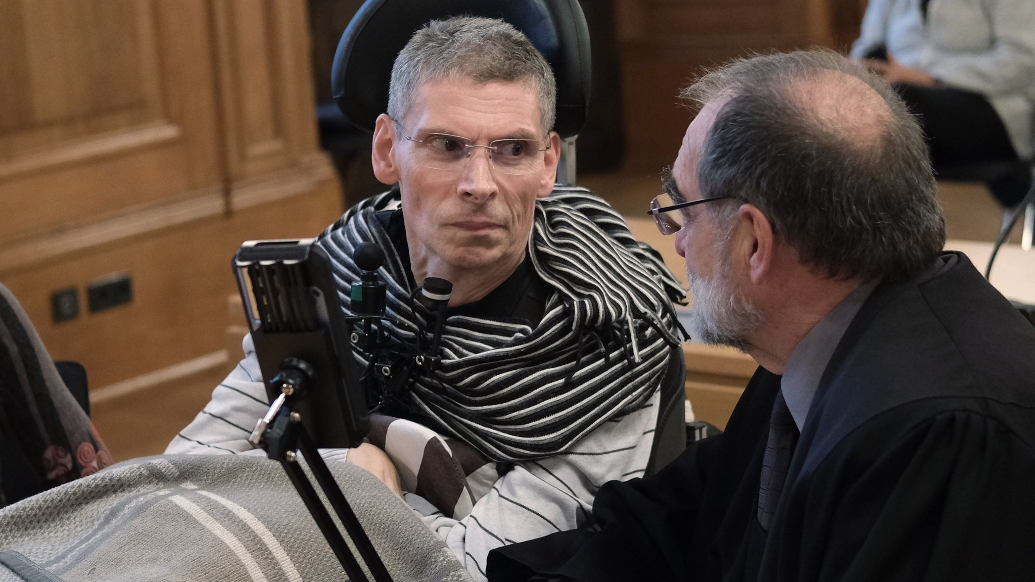 Harald Mayer (l), durch Multiple Sklerose komplett bewegungsunfähig, sitzt neben Robert Roßbauch, Rechtsanwalt, bei der Verhandlung am 26.10.2023 im Bundesverwaltungsgericht.