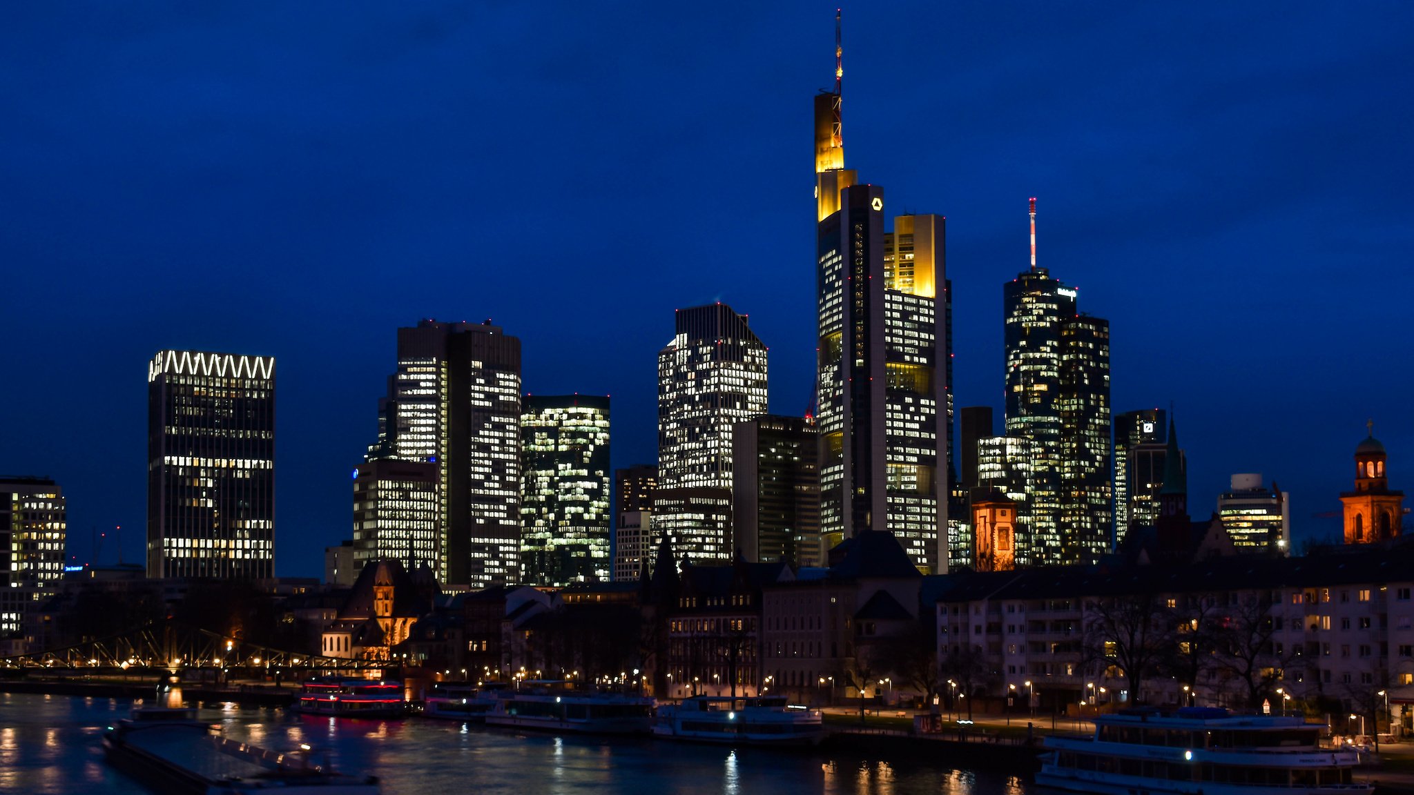 Commerzbank Tower in Frankfurt bei Nacht