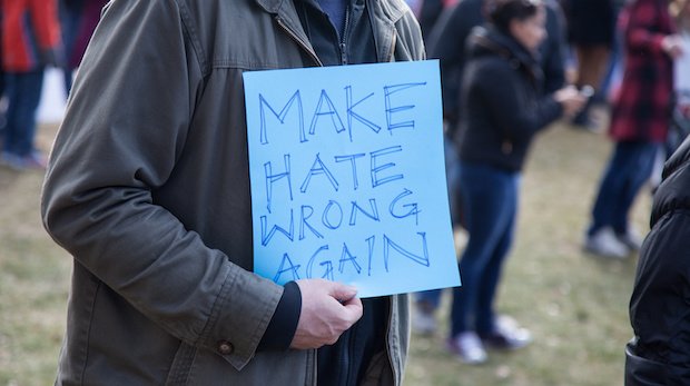 Person hält ein Plakat mit der Aufschrift "make hate wrong again"