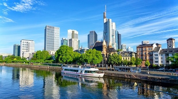 Die Skyline von Frankfurt an einem sonnigen Tag