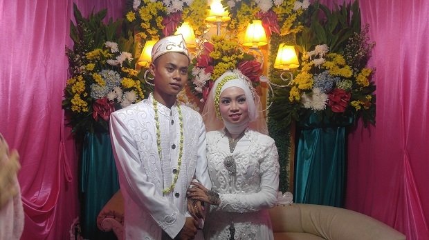 Bräutigam (23) und Frau (16) posieren nach ihrer Hochzeitsfeier in Indonesien