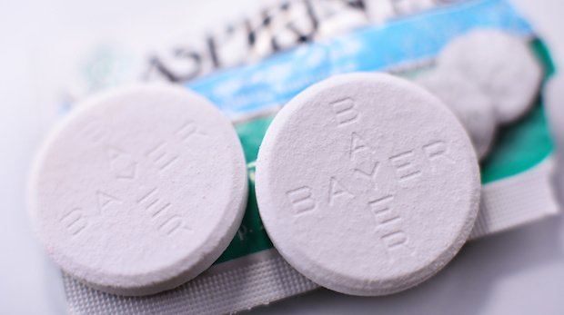 Zwei Aspirin-Tabletten mit Bayer-Logo
