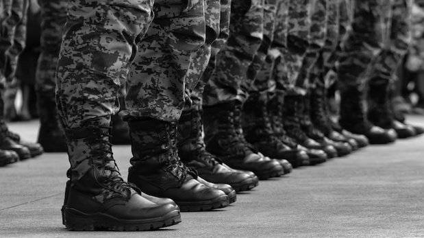 Soldaten stehen in einer Reihe