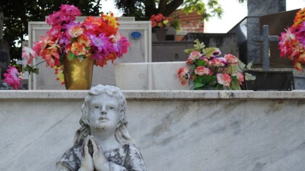 Blumenvasen auf Friedhof (Symbol)