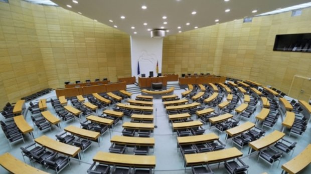 leerer Plenarsaal im niedersächsischen Landtag