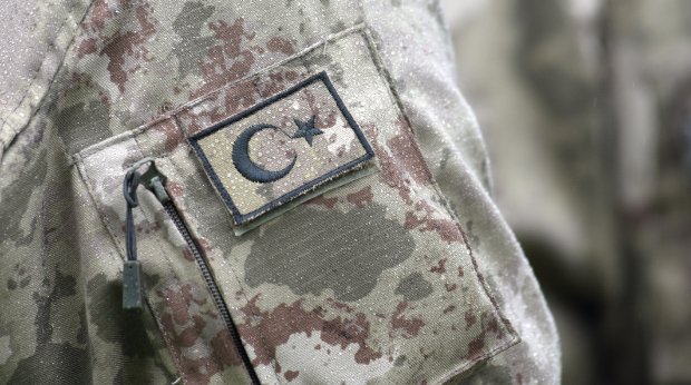 Eine Person in Uniform des türkischen Militärs