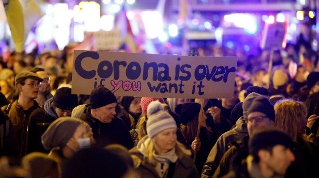 Bürger artikulieren auf Sspaziergängen ihren Unmut über die Corona-Politik - hier eine angemeldete Demo in Köln.