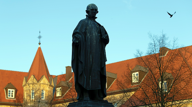 Eine Statue des in Osnabrück geborenen Justus Möser steht auf dem Platz vor dem Dom.