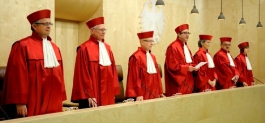Der Zweite Senat des BVerfG mit Richter Peter Huber (1.v.links.)