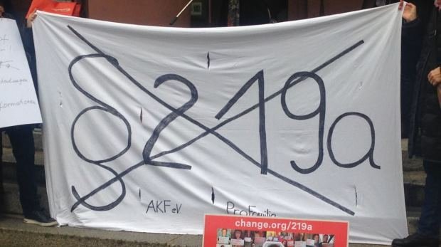 Banner von Demonstranten vor dem AG Gießen vor der Verhandlung gegen Hänel