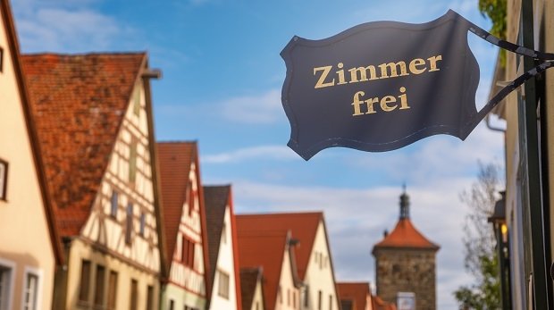"Zimmerfrei"-Schild in bayerischer Straße